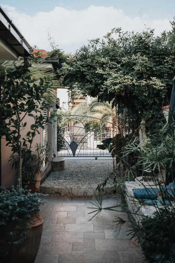 Villa Lantana Vir
