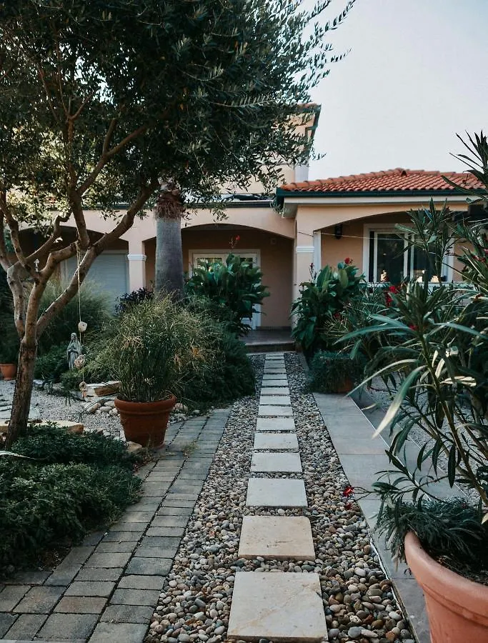 Villa Lantana Vir