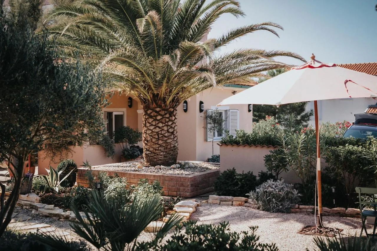 Villa Lantana Vir